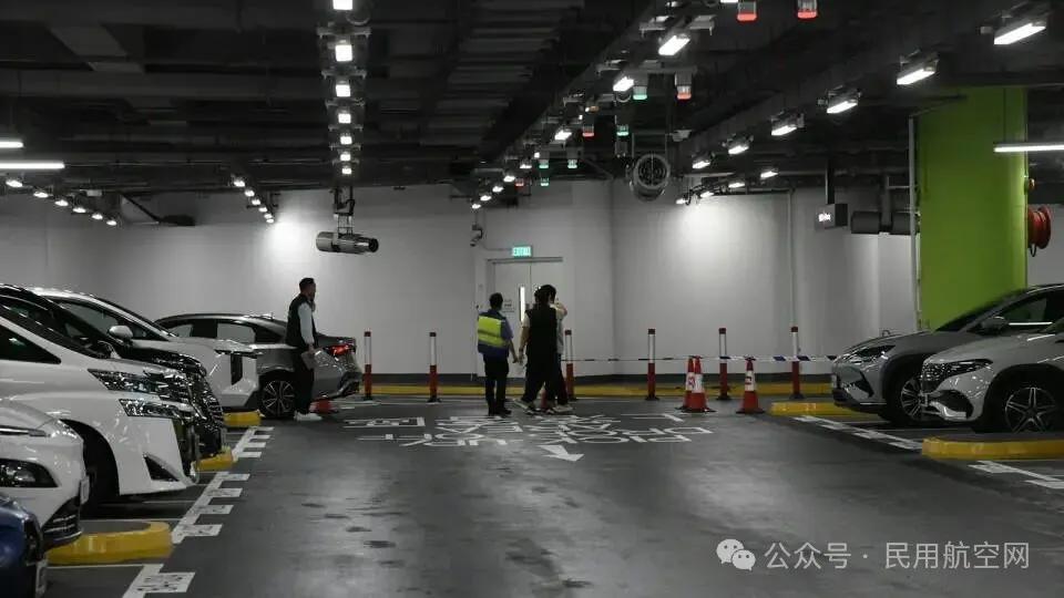 香港机场突发劫案：总重6公斤、价值700万港元金条被抢走！被抢男子遭多名歹徒持刀砍伤